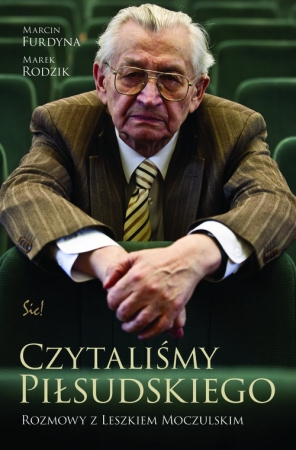 Okładka ksiązki Marcina Furdyny i Marka Rodzika "Czytaliśmy Piłsudskiego"